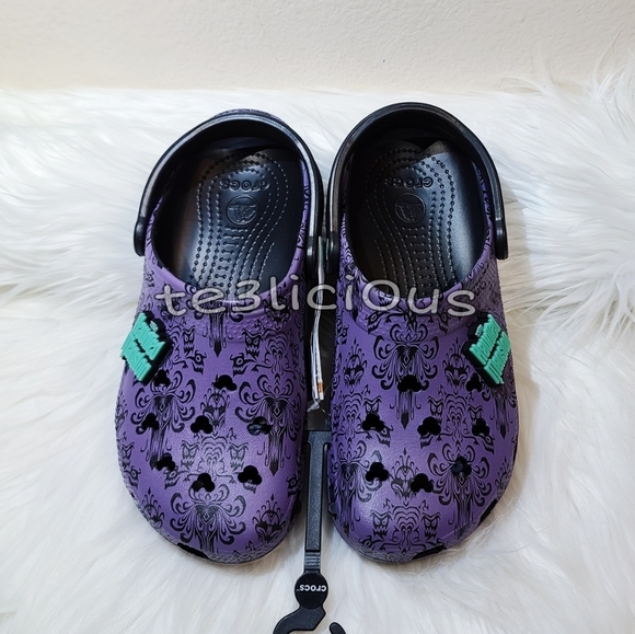 DISNEY PARKS GLOW IN THE DARK HAUNTED MANSION CROC - Picture 2 of 9